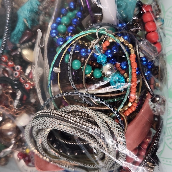 4lb Mystery Craft Broken Jewelry Loose Beads Lot PRICE FIRM - CANNOT BE BUNDLED - Picture 3 of 8